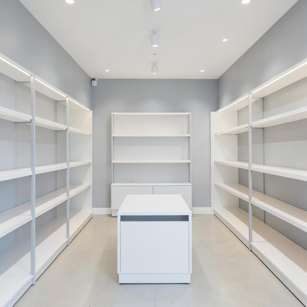 Butikslokale malet i lyse grå nuancer